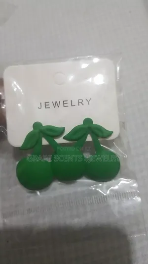 Gold Circle Earrings – Green Detail