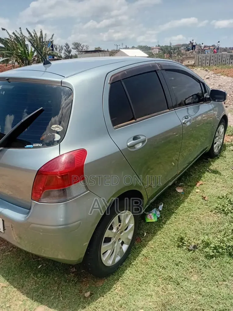 Toyota Vitz 1.0 FWD 3dr 2009 Gray