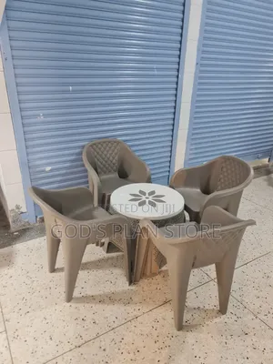 Ever Simple Plastic Table for Bar Dining and Restaurant