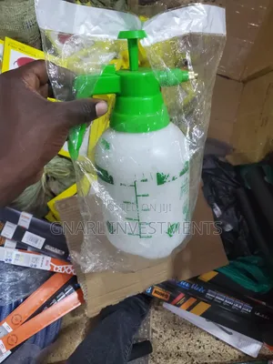 Hand Spray 2-Litre Manual Pump Pressure Garden Sprayer