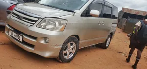 Toyota Noah 2006 Gold