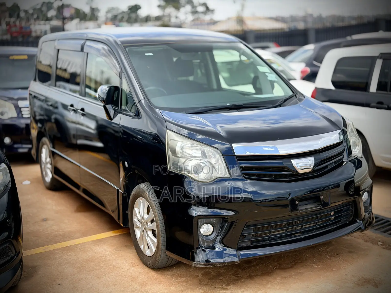 Toyota Noah 2.0 143hp AWD (7 Seater) 2013 Black