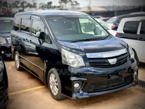 Toyota Noah 2.0 143hp AWD (7 Seater) 2013 Black