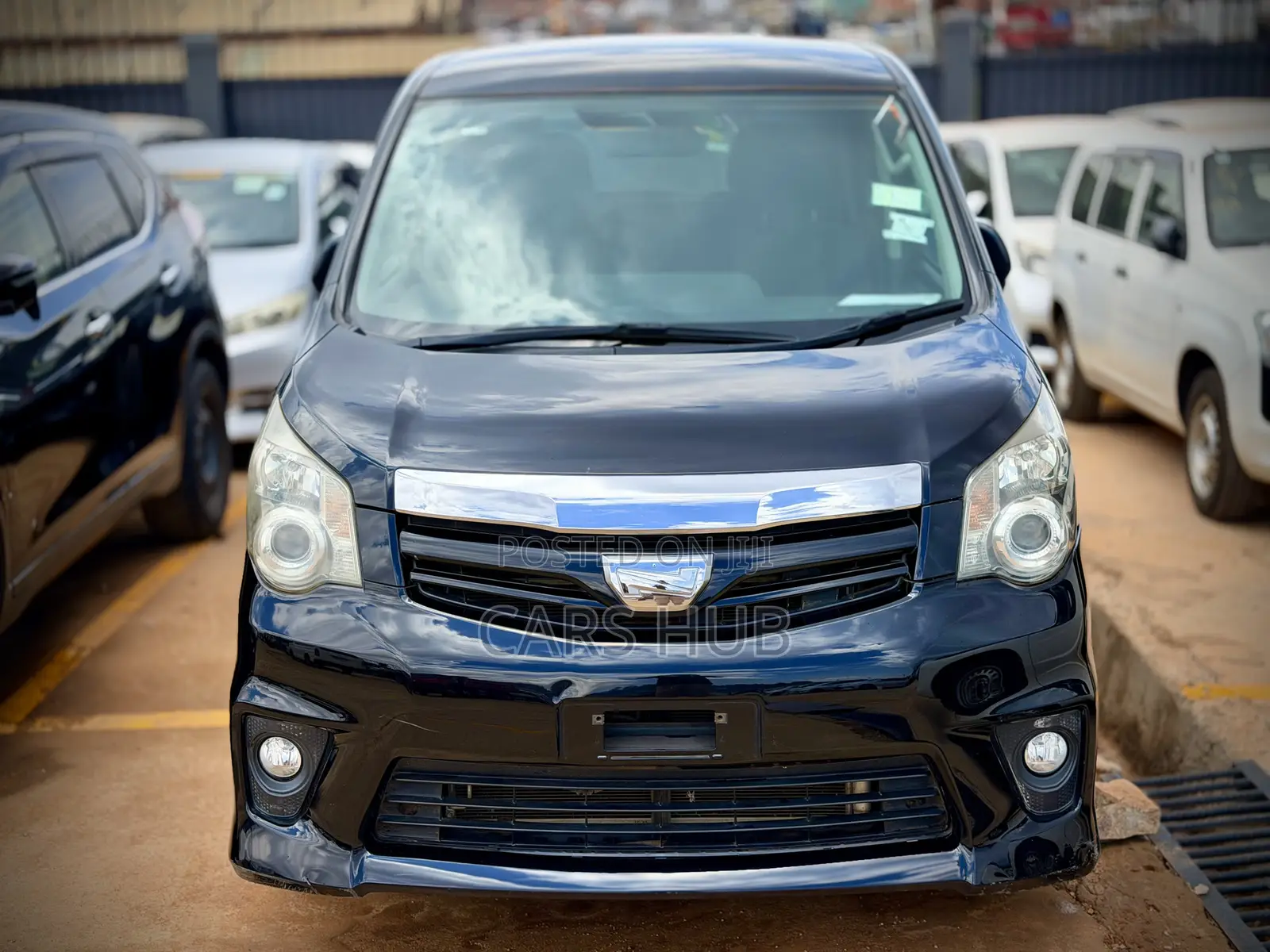 Toyota Noah 2.0 143hp AWD (7 Seater) 2013 Black