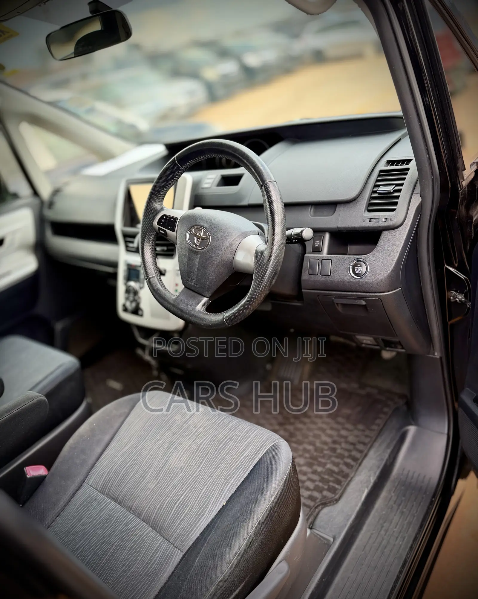 Toyota Noah 2.0 143hp AWD (7 Seater) 2013 Black