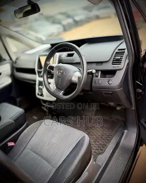 Toyota Noah 2.0 143hp AWD (7 Seater) 2013 Black