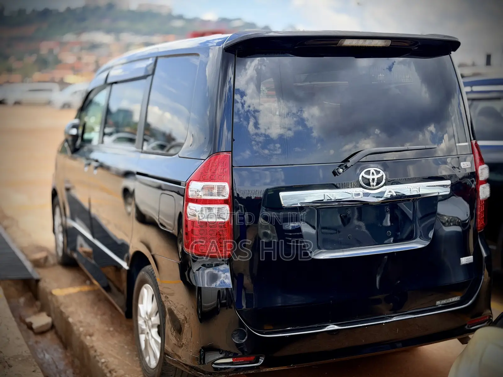 Toyota Noah 2.0 143hp AWD (7 Seater) 2013 Black