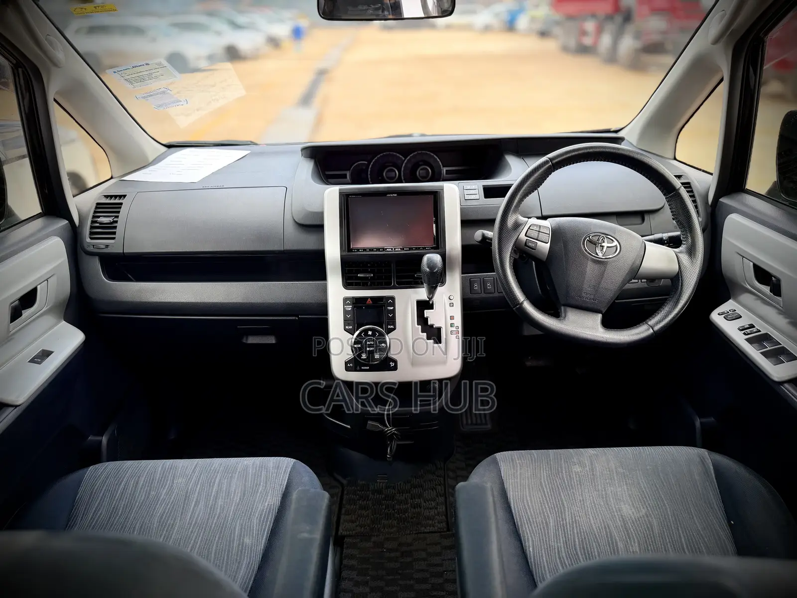 Toyota Noah 2.0 143hp AWD (7 Seater) 2013 Black