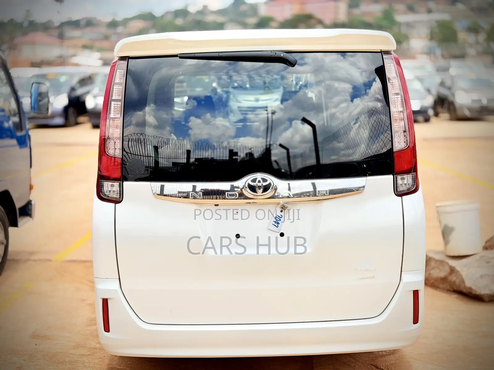 Toyota Noah 2.0 AWD (7 Seater) 2015 White