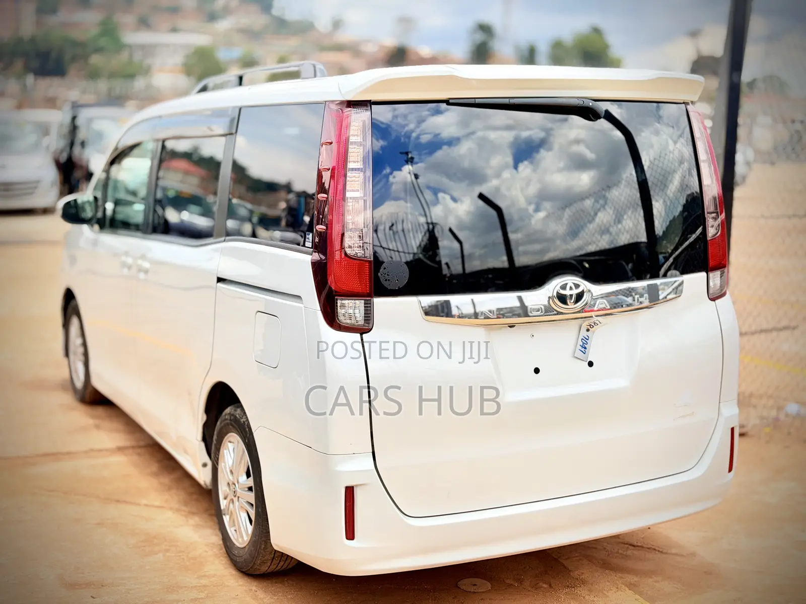 Toyota Noah 2.0 AWD (7 Seater) 2015 White