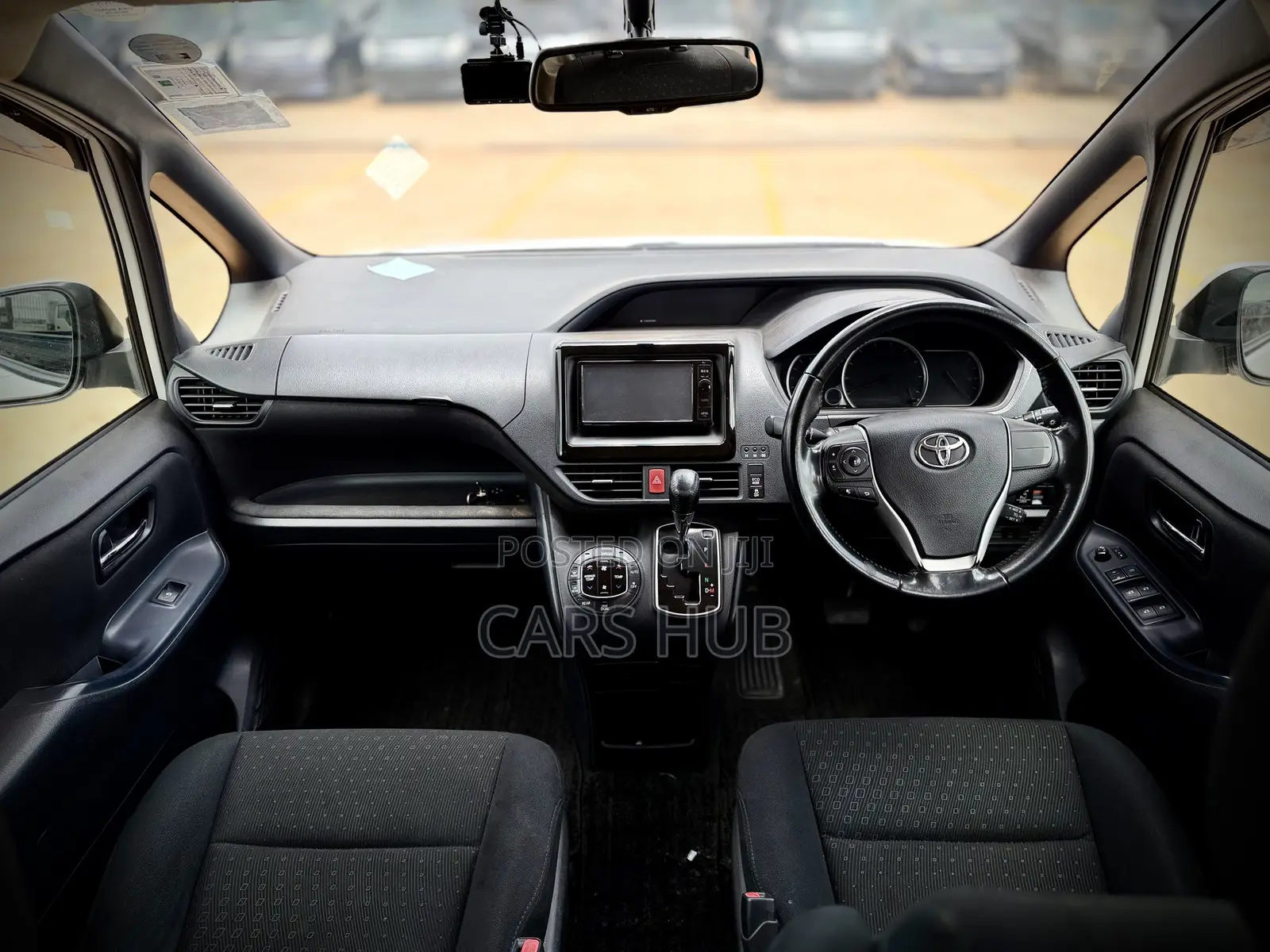 Toyota Noah 2.0 AWD (7 Seater) 2015 White