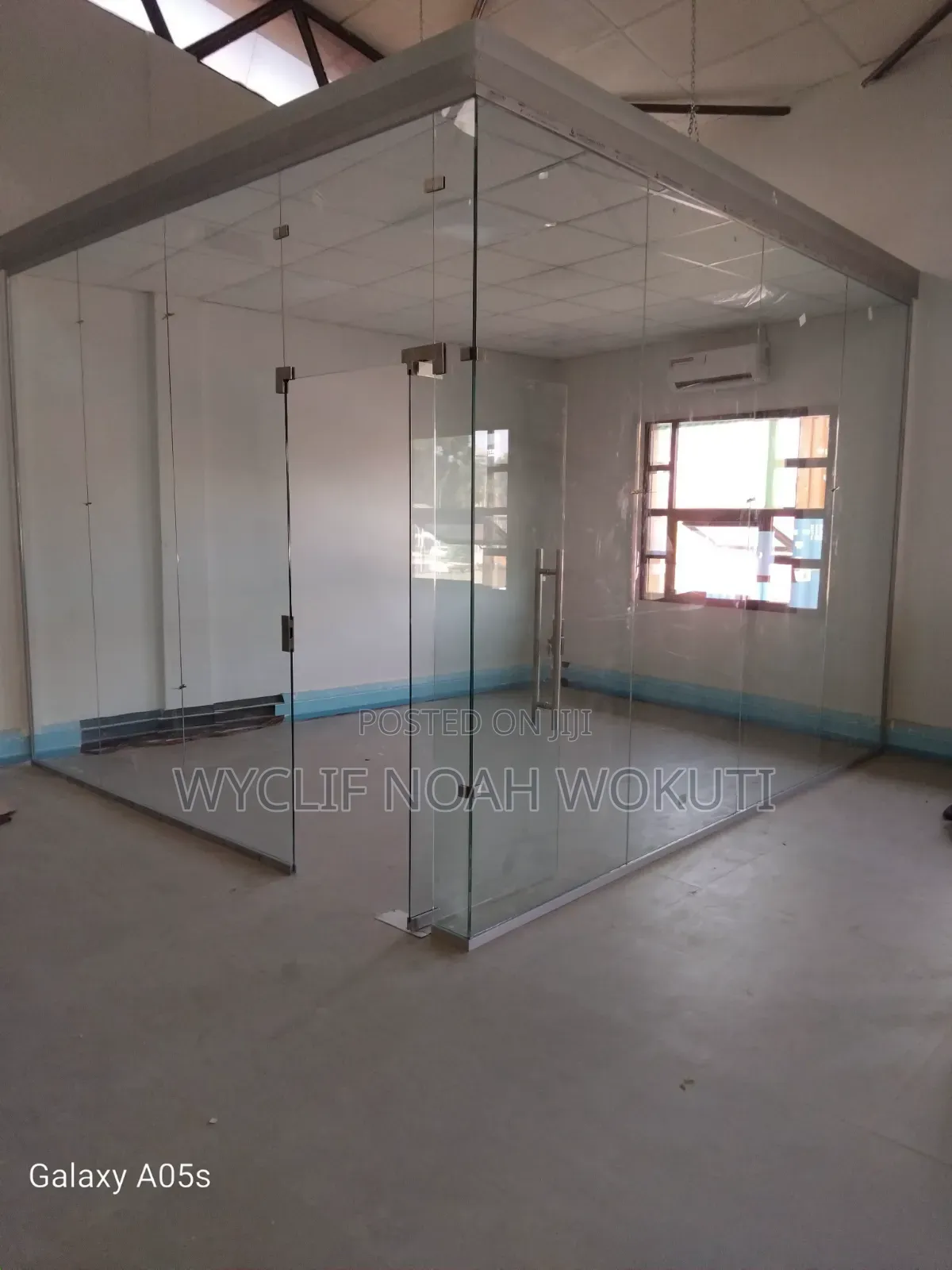 Frameless Office Partition
