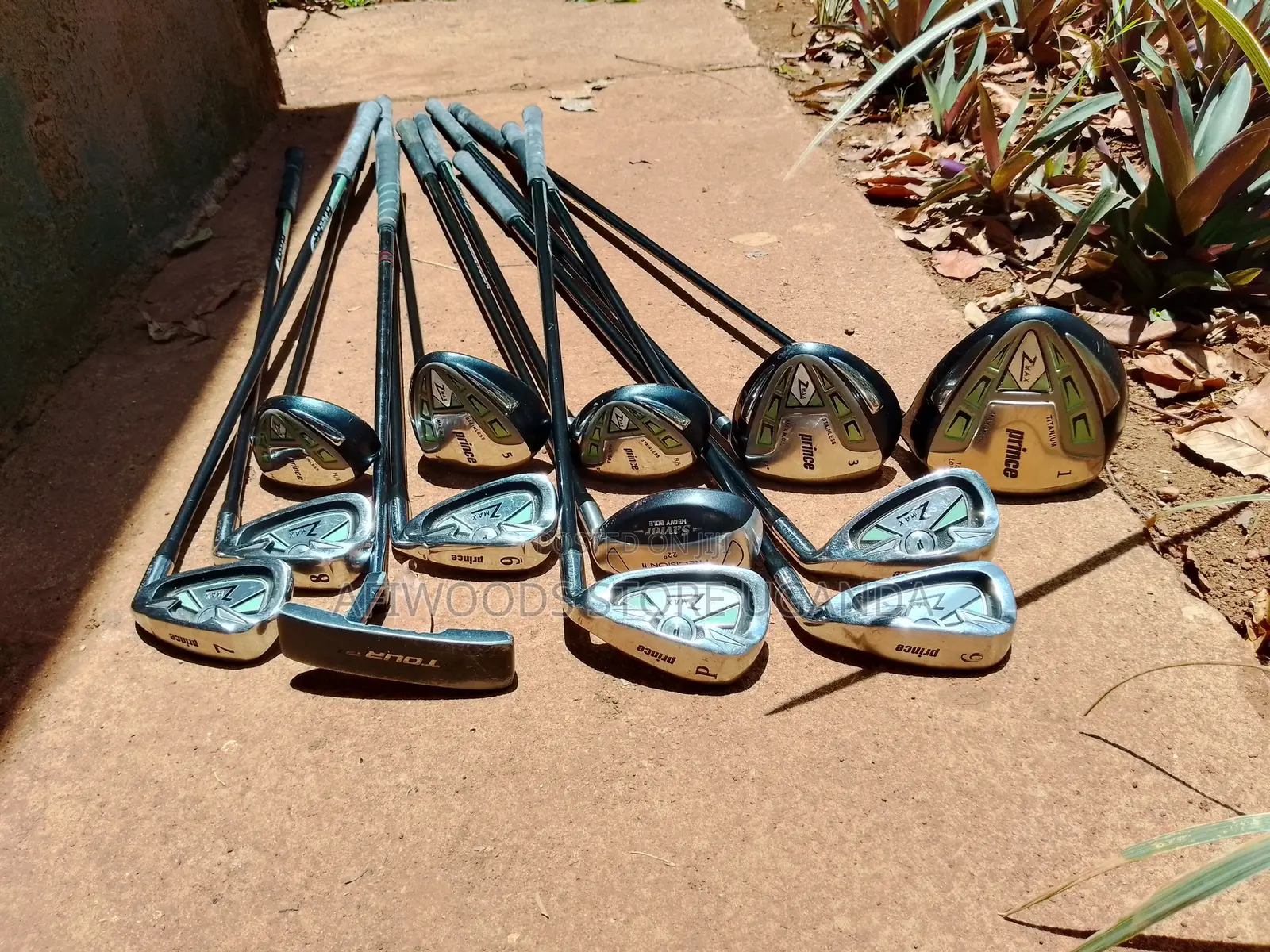Golf Club Set With 13 Clubs Very Light in Good Condition for Sale