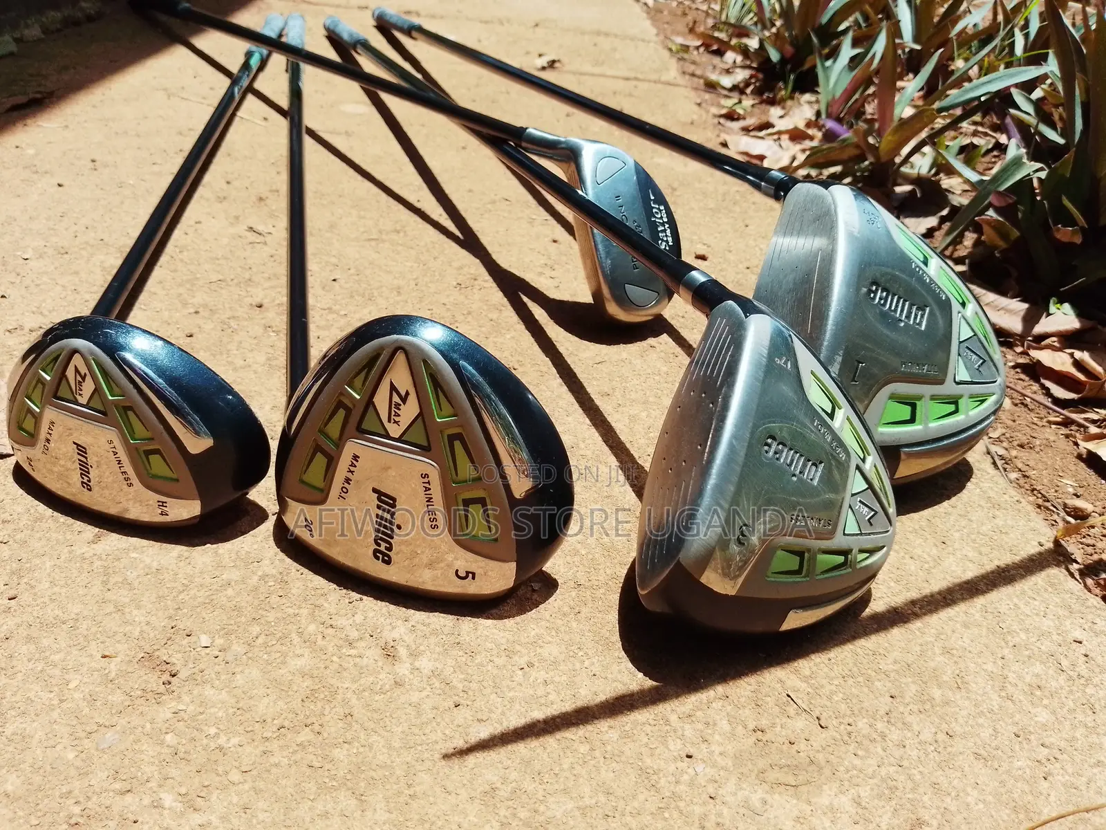 Golf Club Set With 13 Clubs Very Light in Good Condition for Sale