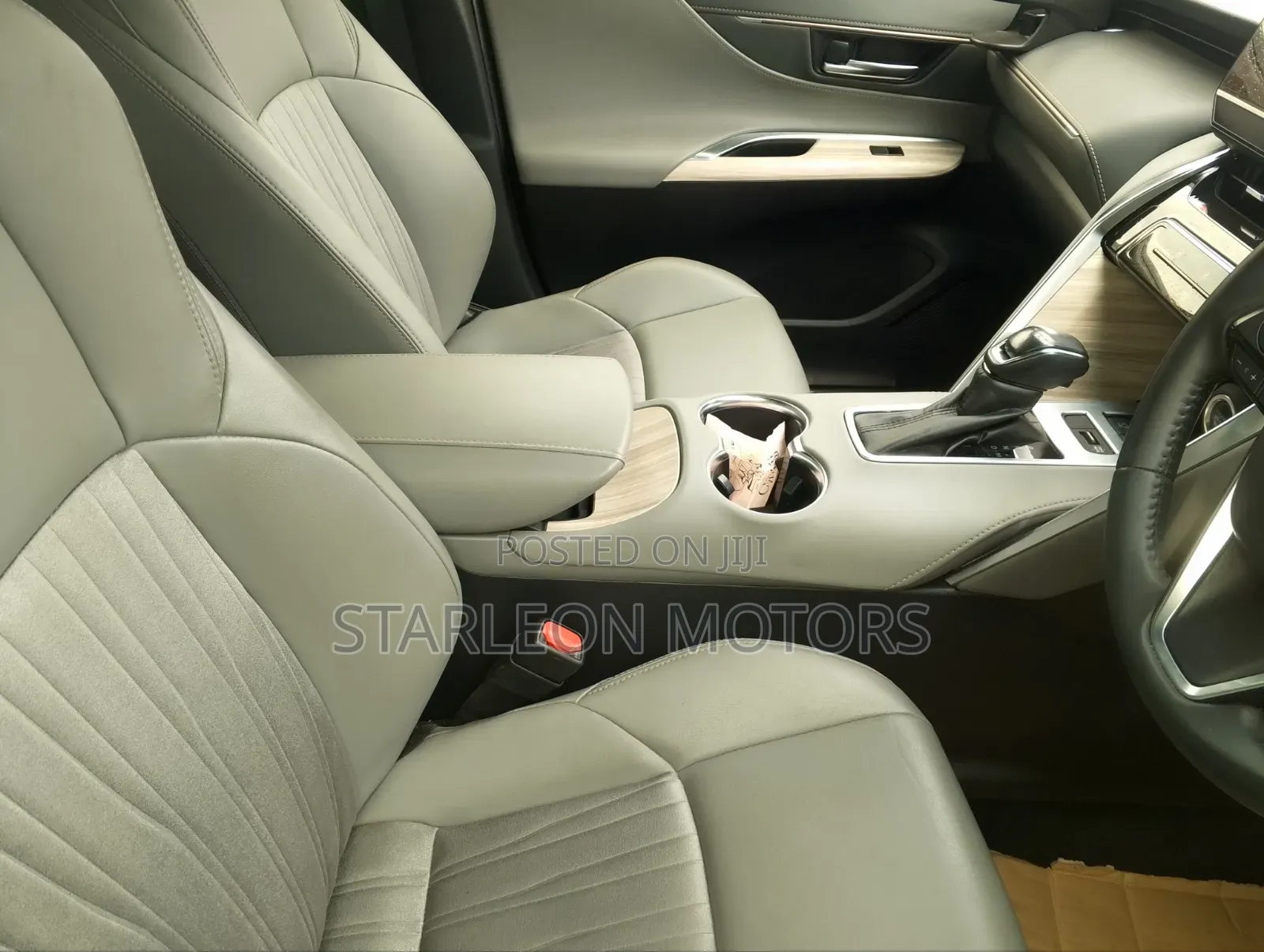 Toyota Harrier 2.0 4WD 2020 Gold