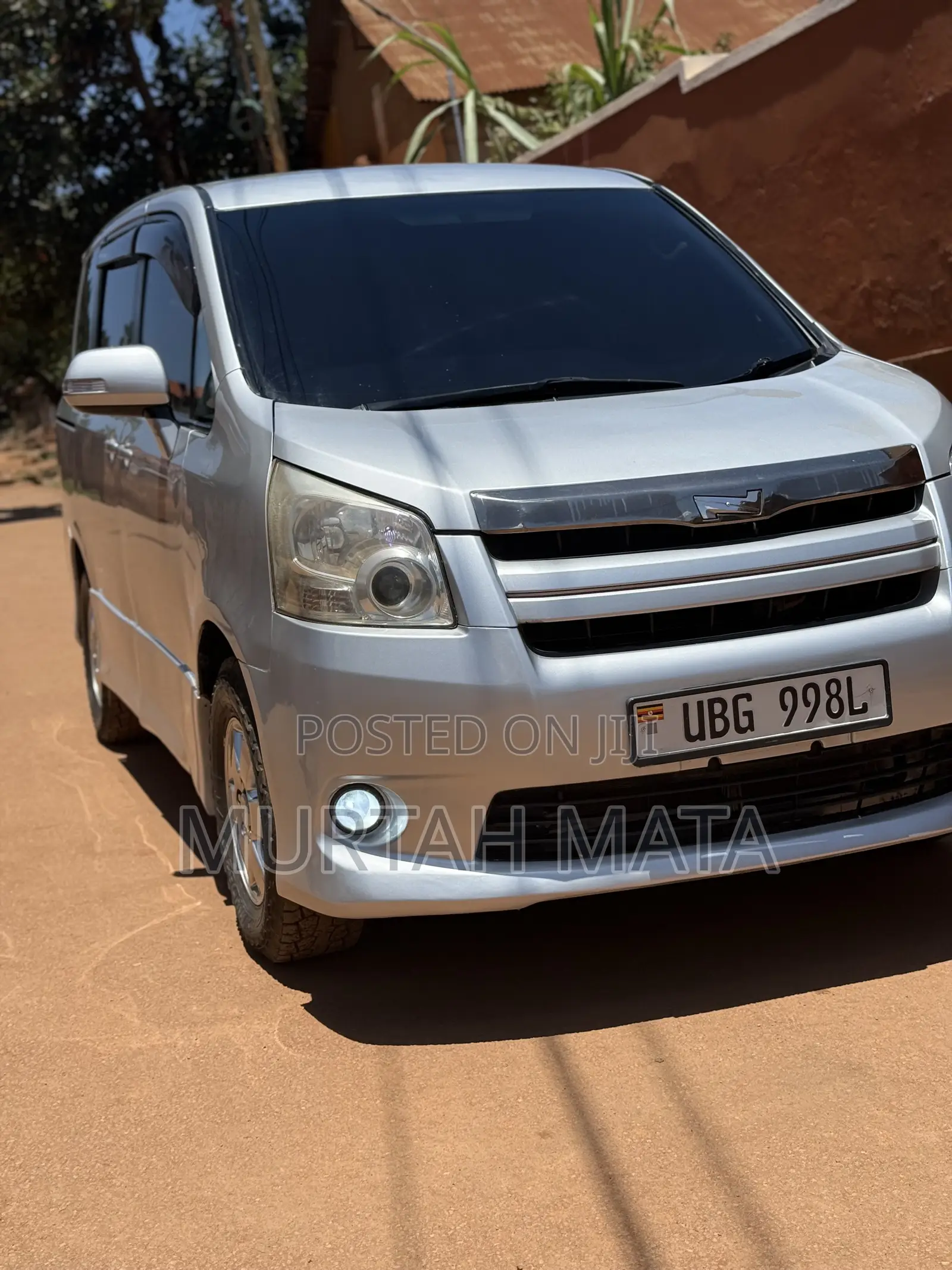 Toyota Noah 2.0 143hp AWD (8 Seater) 2009 Silver