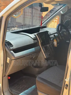 Toyota Noah 2.0 143hp AWD (8 Seater) 2009 Silver