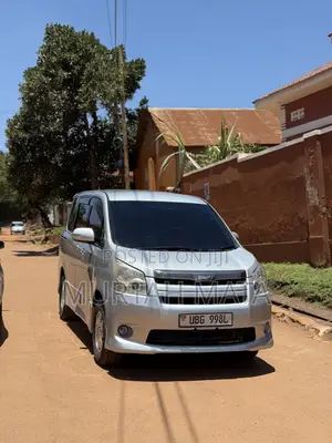 Toyota Noah 2.0 143hp AWD (8 Seater) 2009 Silver