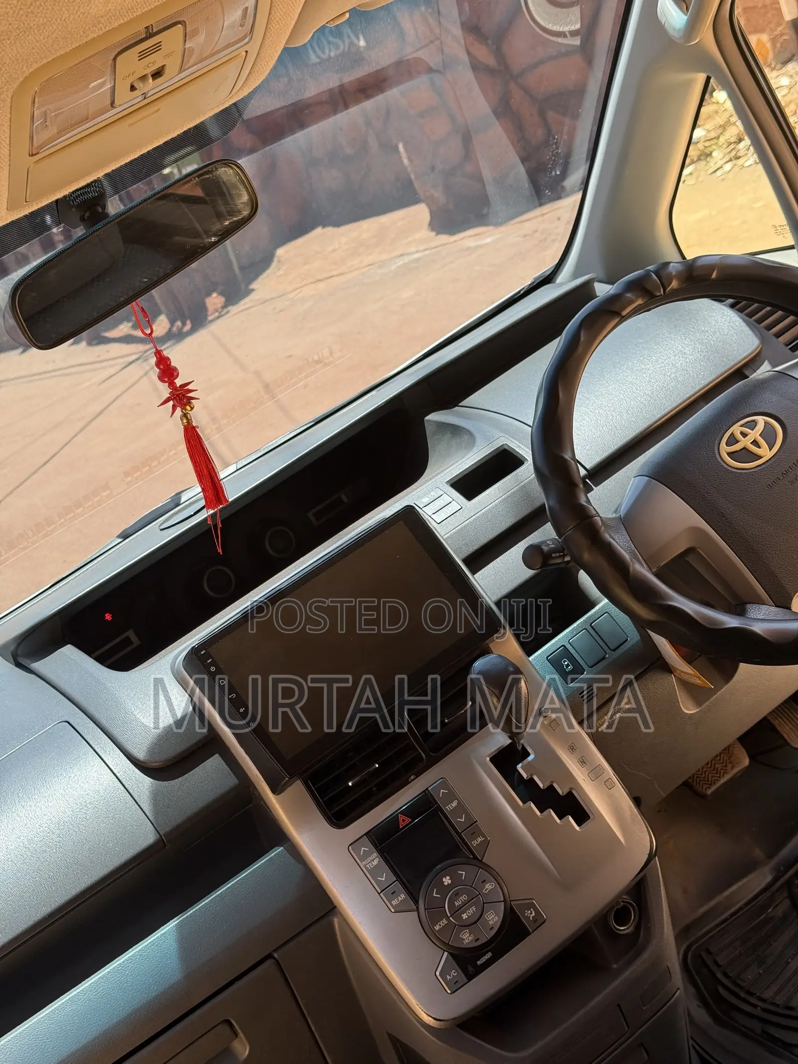 Toyota Noah 2.0 143hp AWD (8 Seater) 2009 Silver