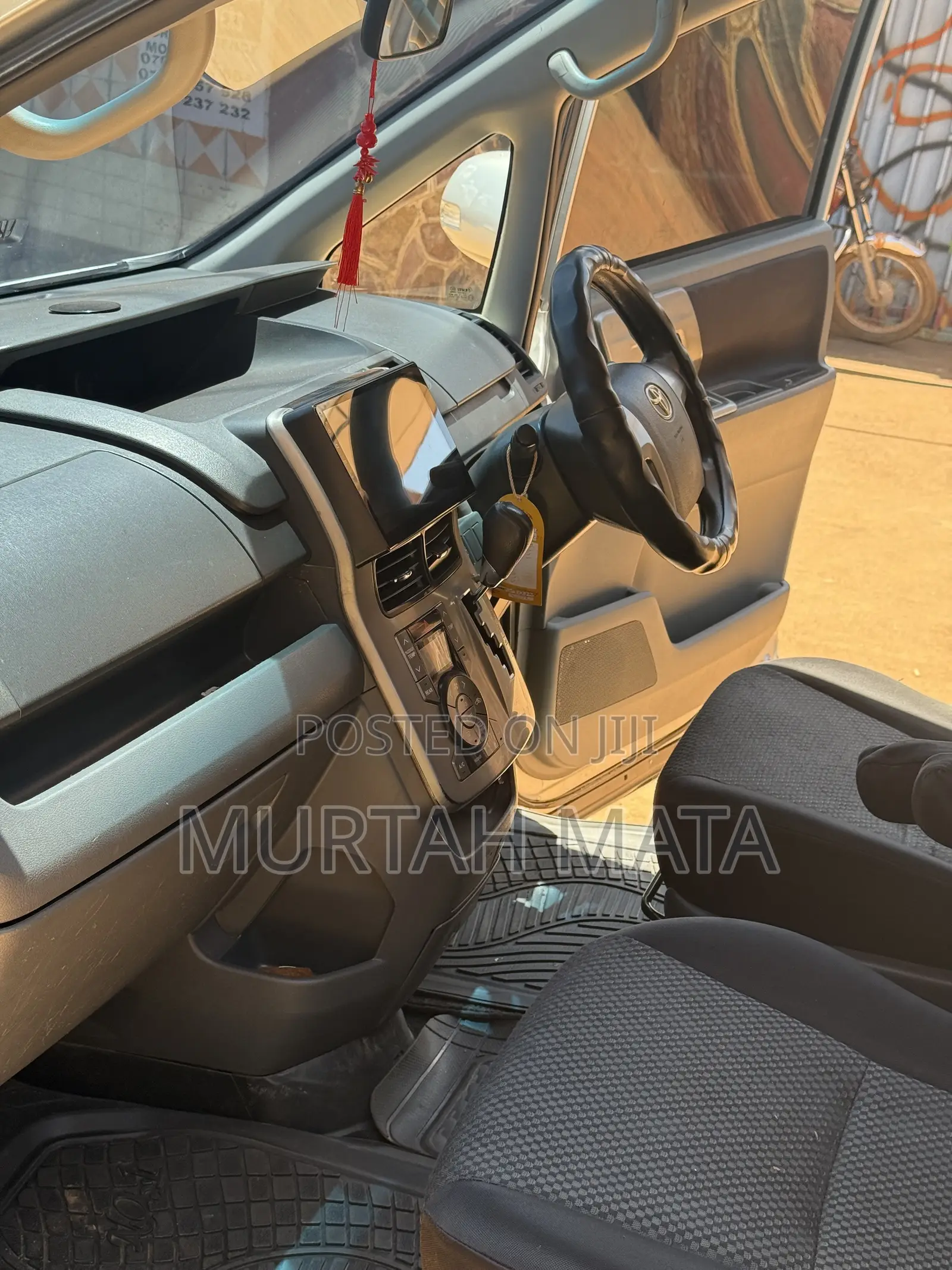 Toyota Noah 2.0 143hp AWD (8 Seater) 2009 Silver