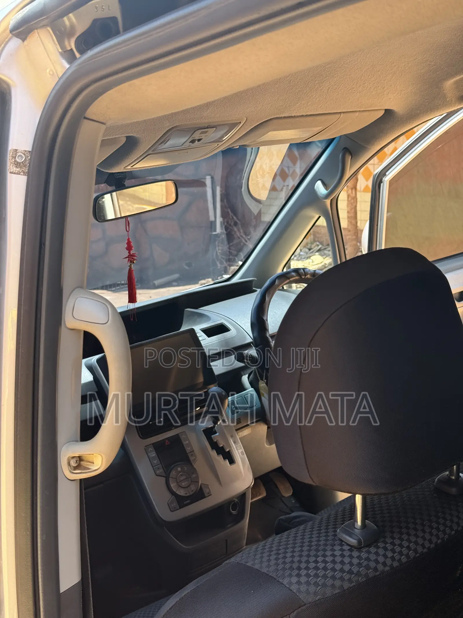 Toyota Noah 2.0 143hp AWD (8 Seater) 2009 Silver