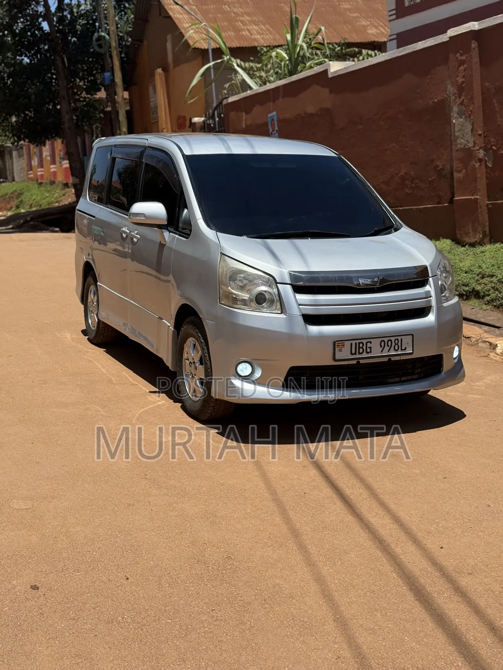 Toyota Noah 2.0 143hp AWD (8 Seater) 2009 Silver
