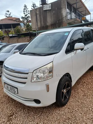 Toyota Noah 2.0 143hp FWD (8 Seater) 2009 White