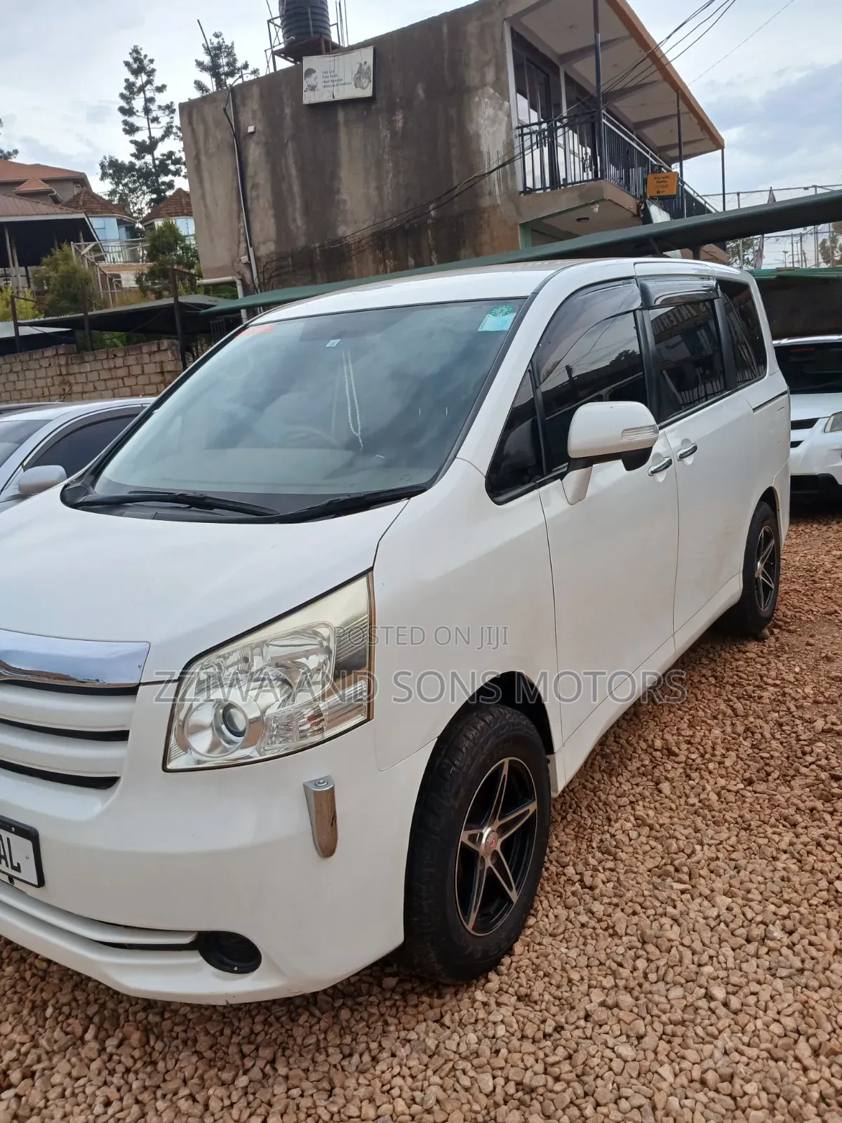 Toyota Noah 2.0 143hp FWD (8 Seater) 2009 White