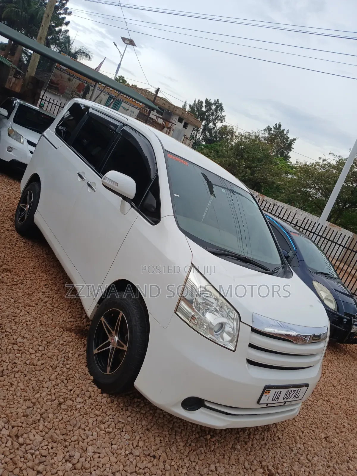 Toyota Noah 2.0 143hp FWD (8 Seater) 2009 White