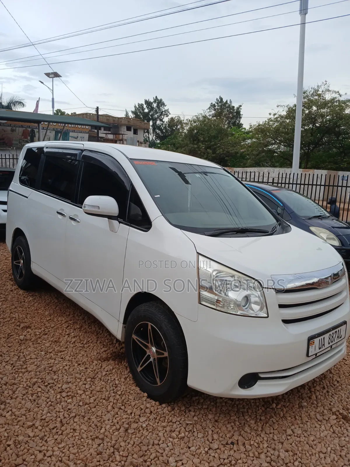 Toyota Noah 2.0 143hp FWD (8 Seater) 2009 White