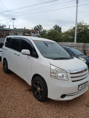 Toyota Noah 2.0 143hp FWD (8 Seater) 2009 White