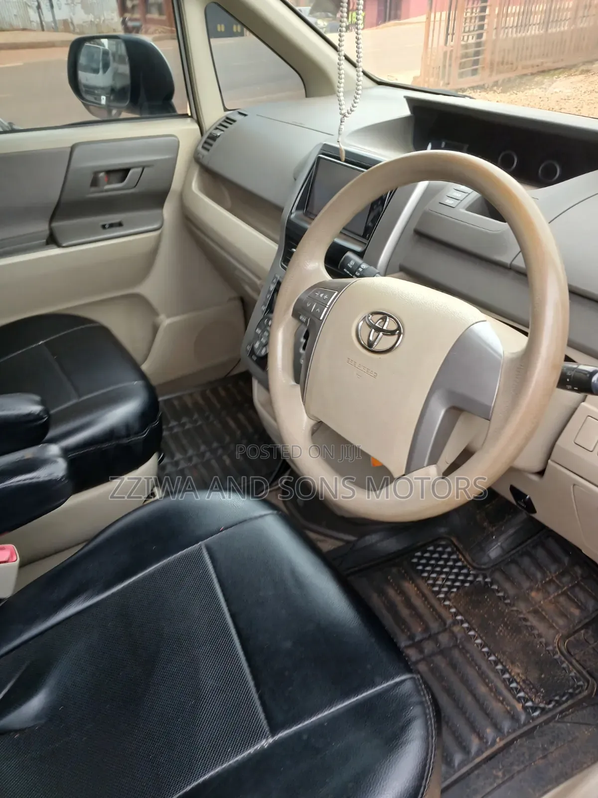 Toyota Noah 2.0 143hp FWD (8 Seater) 2009 White