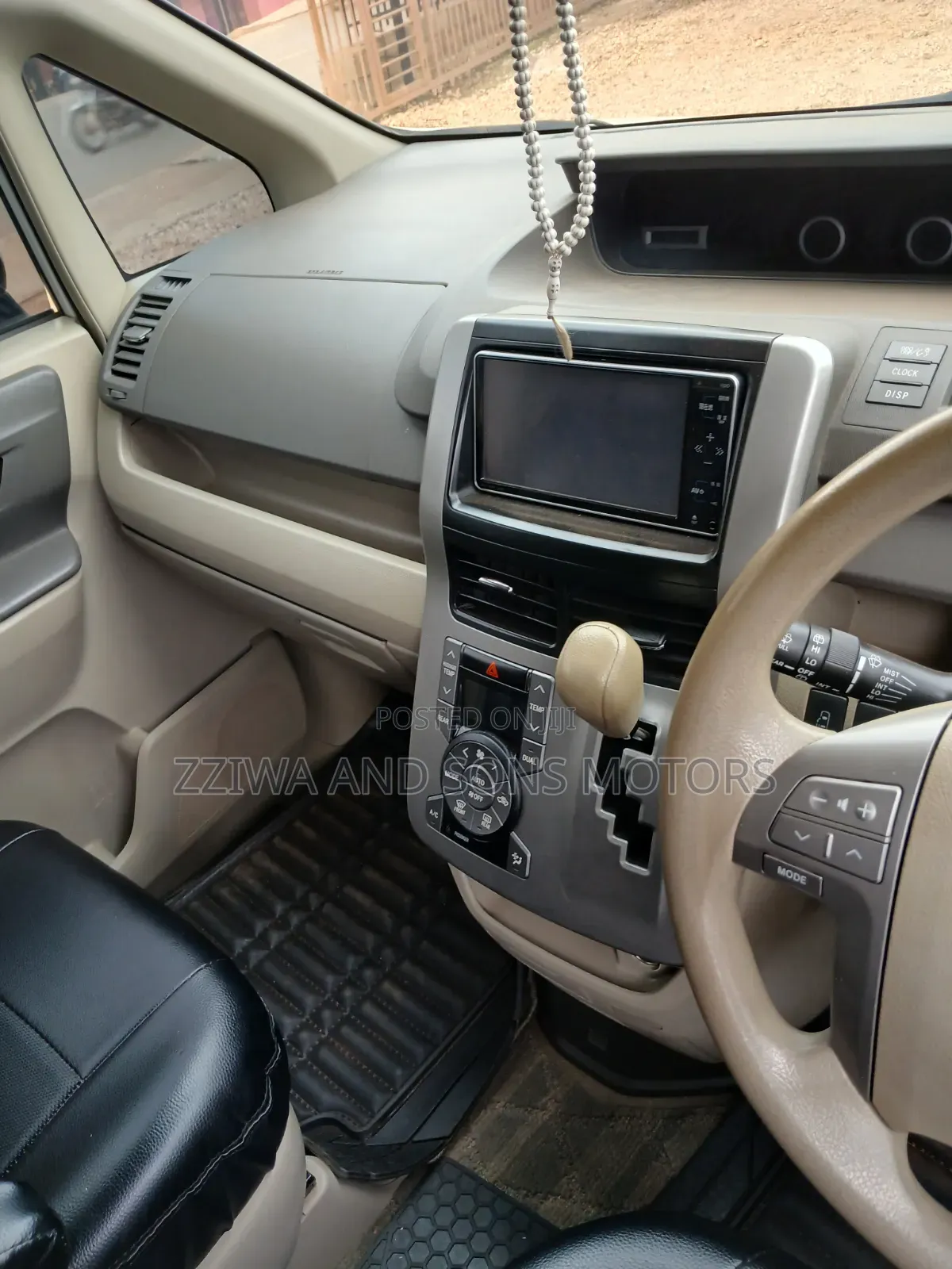 Toyota Noah 2.0 143hp FWD (8 Seater) 2009 White
