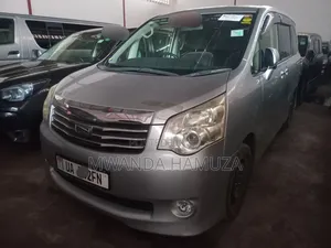 Toyota Noah 2012 Silver