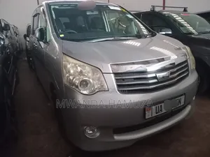 Toyota Noah 2012 Silver