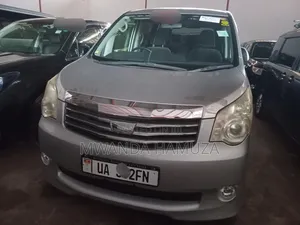 Toyota Noah 2012 Silver