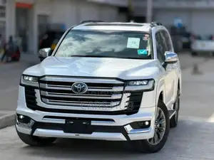 Toyota Land Cruiser LC300 2023 White