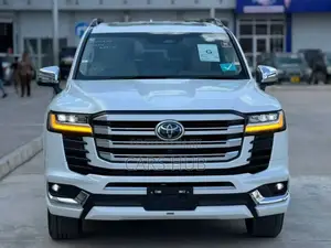 Toyota Land Cruiser LC300 2023 White
