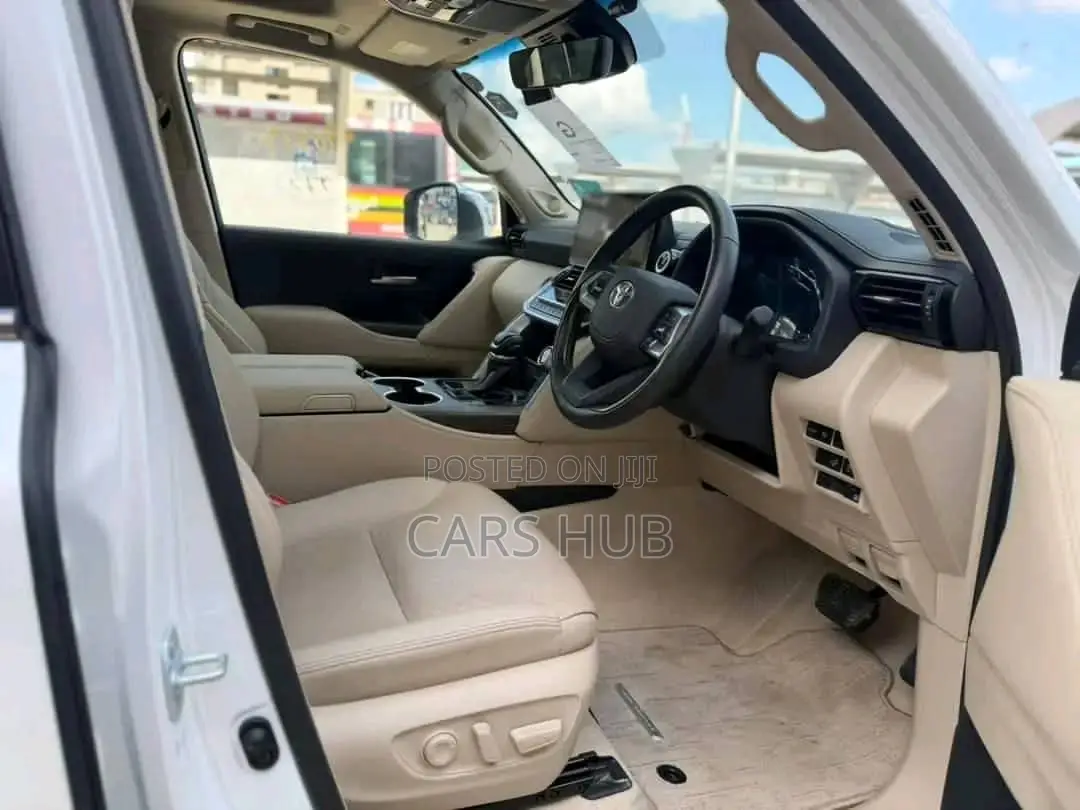 Toyota Land Cruiser LC300 2023 White