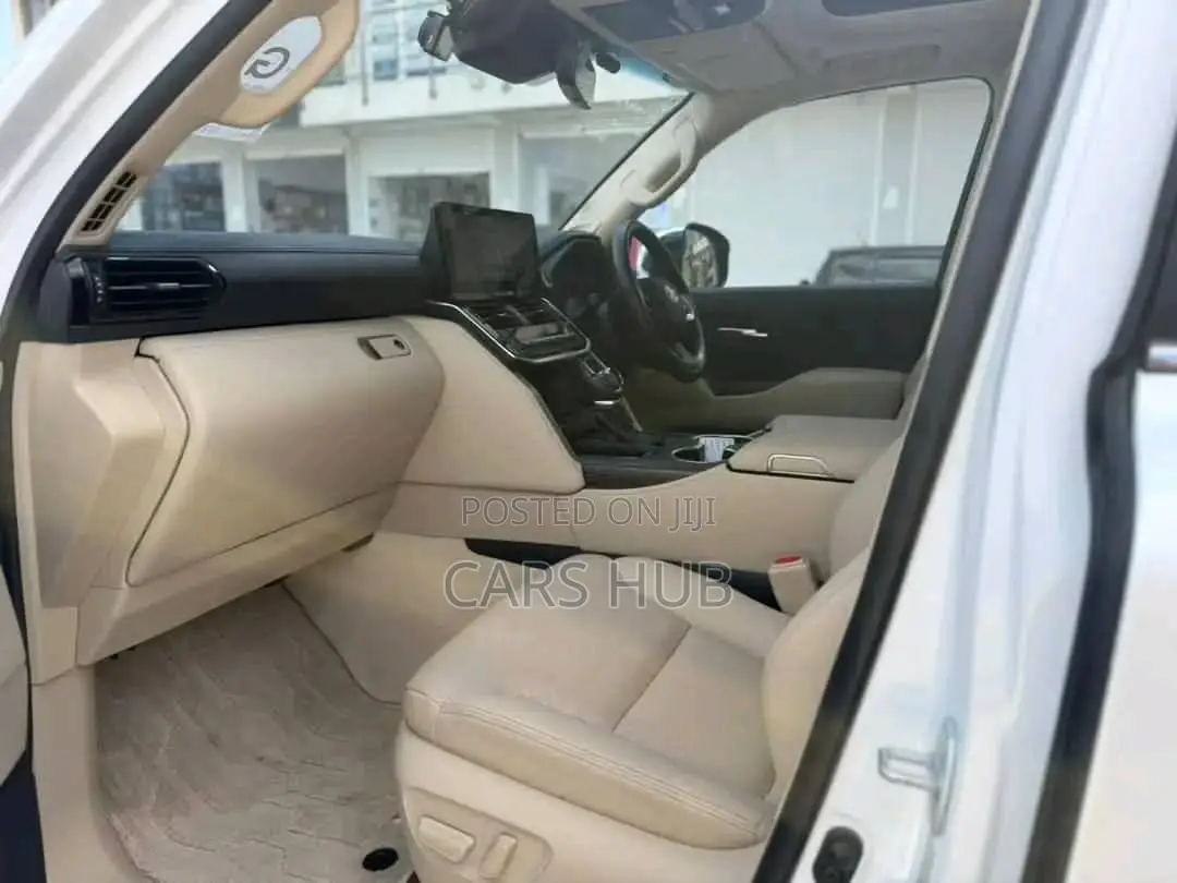 Toyota Land Cruiser LC300 2023 White