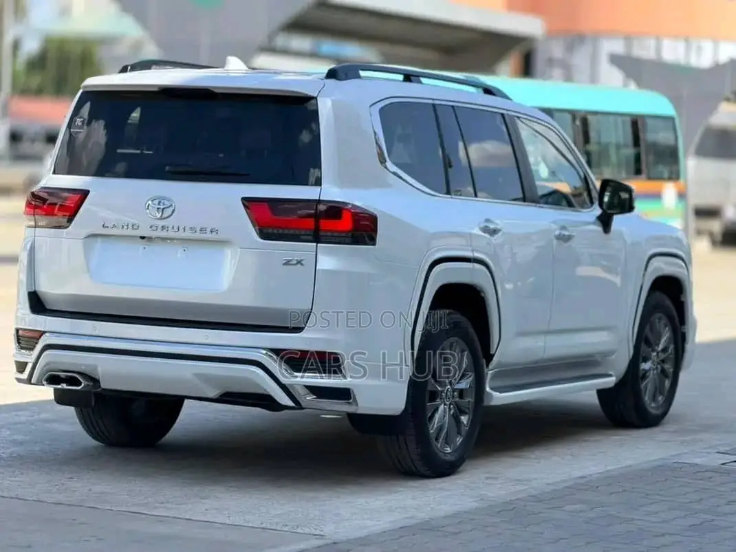 Toyota Land Cruiser LC300 2023 White