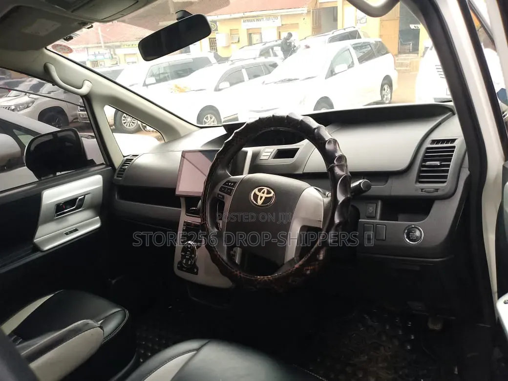 Toyota Noah 2.0 FWD (7 Seater) 2014 White