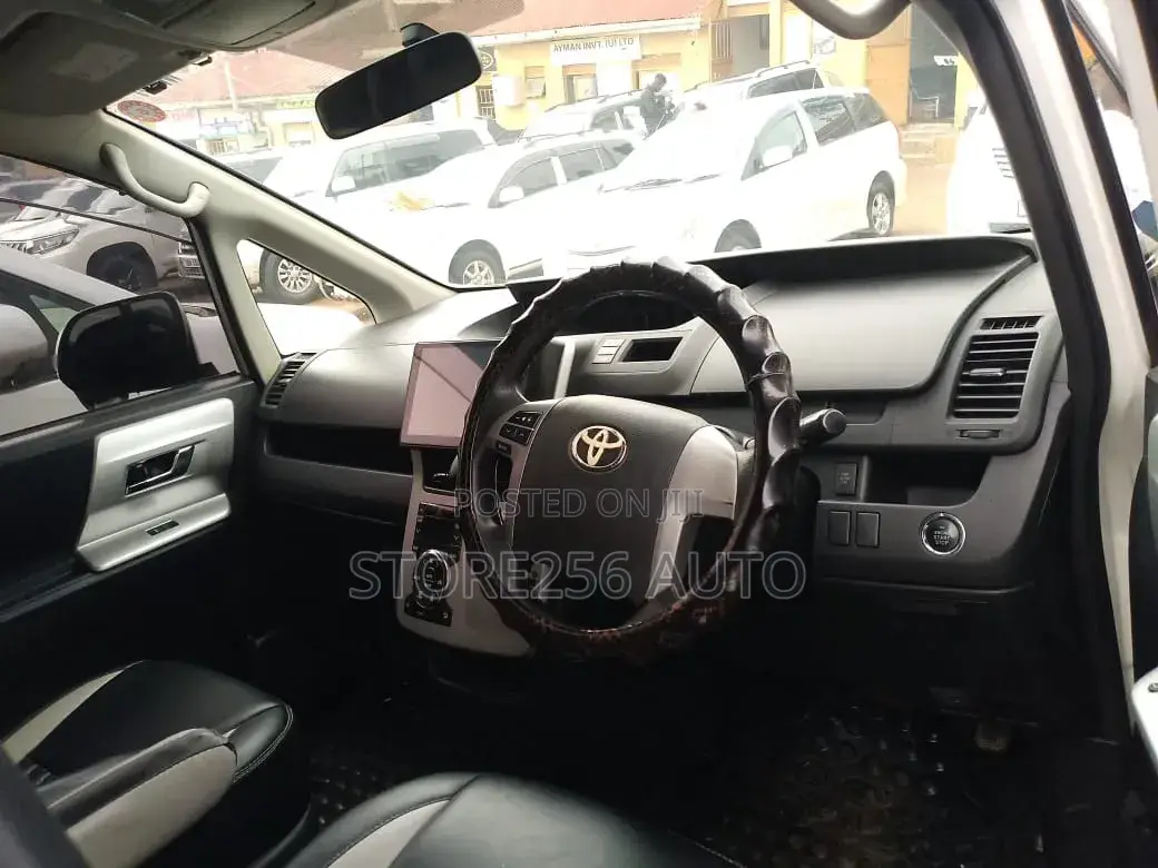 Toyota Noah 2.0 FWD (7 Seater) 2014 White