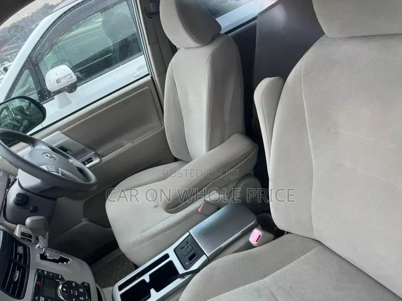 Toyota Noah 2.0 FWD (8 Seater) 2014 White