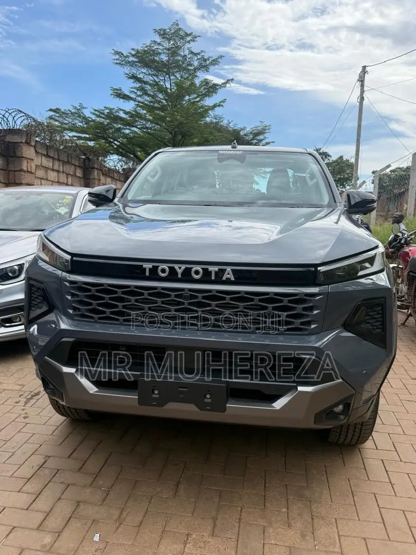 New Toyota Hilux 2026 Gray