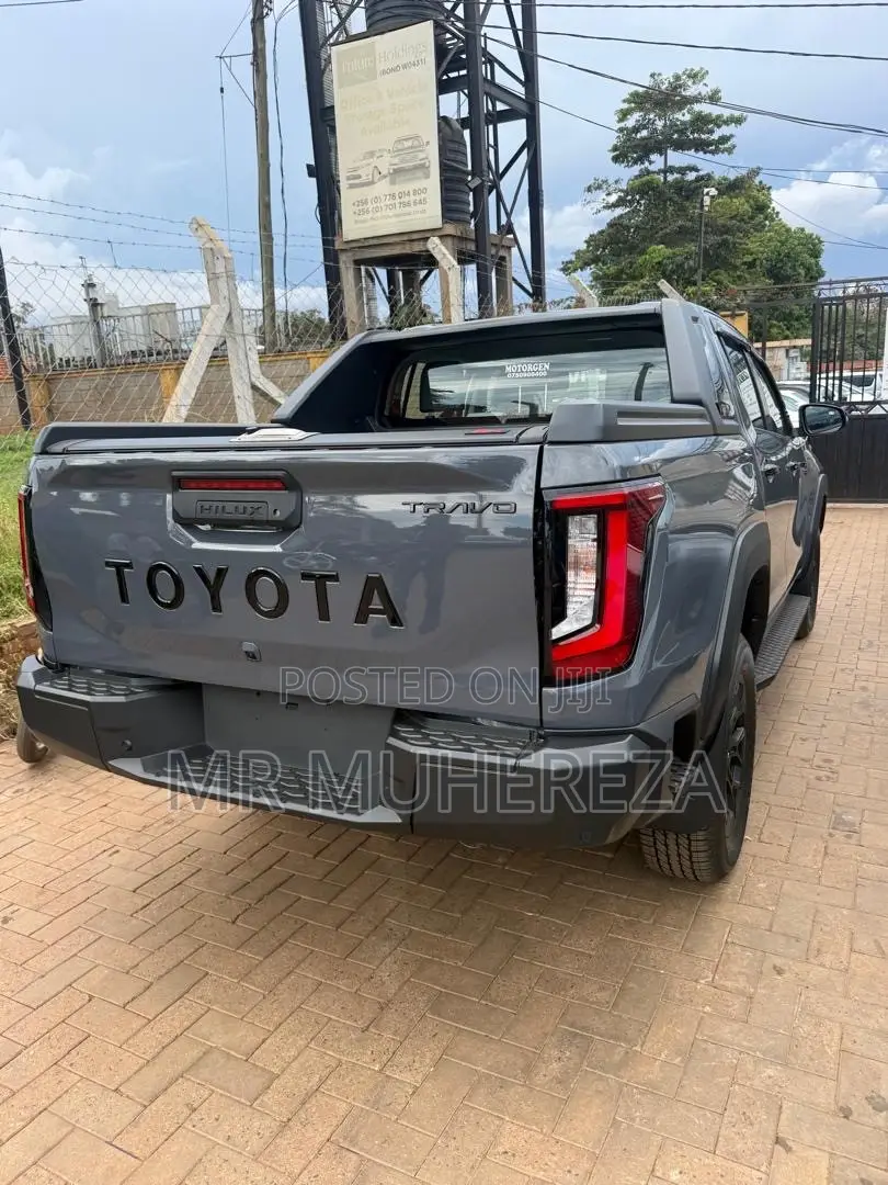 New Toyota Hilux 2026 Gray