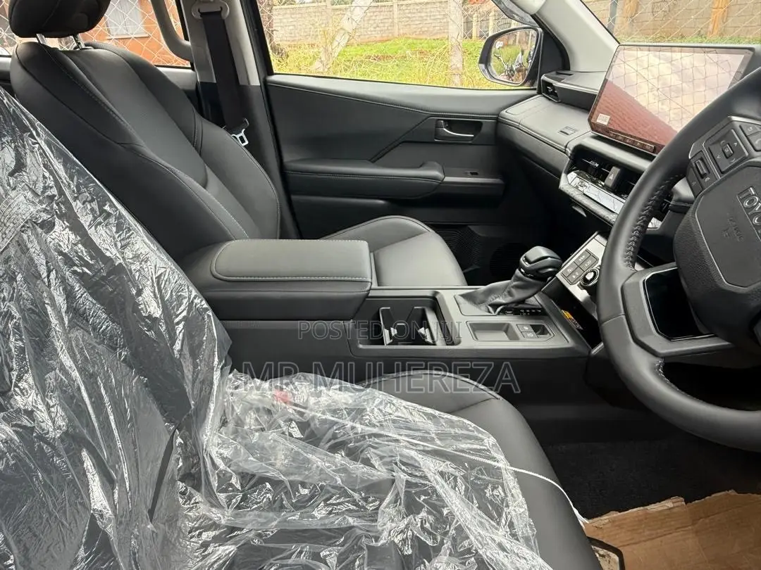 New Toyota Hilux 2026 Gray