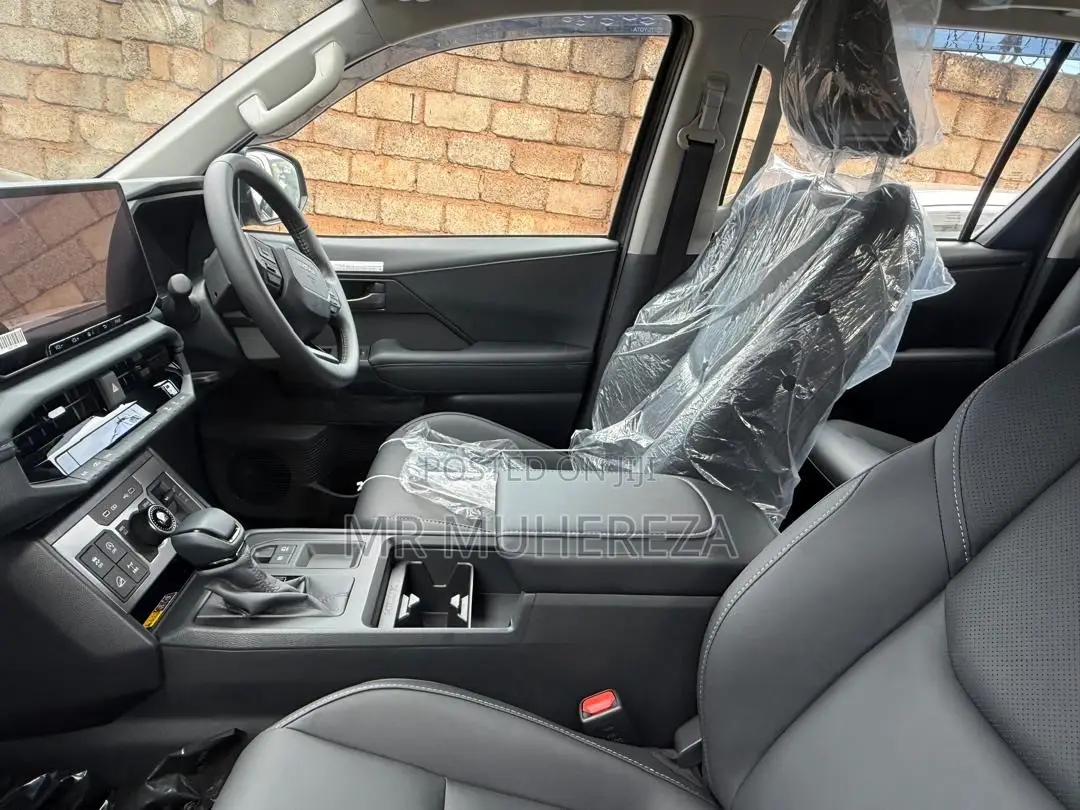New Toyota Hilux 2026 Gray