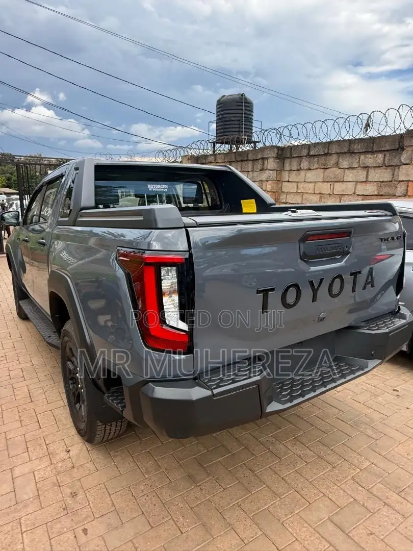 New Toyota Hilux 2026 Gray