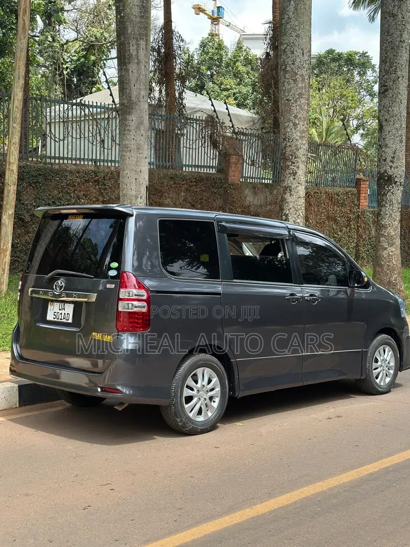 Toyota Noah 2012 Black